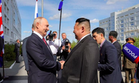 Chủ tịch Triều Tiên Kim Jong Un gặp Tổng thống Nga Vladimir Putin tại cảng vũ trụ Vostochny ở tỉnh Amur thuộc vùng Viễn Đông, Nga, ngày 13/9/2023. (Ảnh: KCNA)
