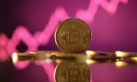 Giá bitcoin giảm mạnh xuống mức thấp nhất 7 tuần qua. (Đồ họa: Reuters)