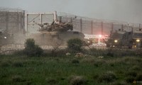 Xe tăng Israel ở gần biên giới với Dải Gaza. (Ảnh: Reuters)