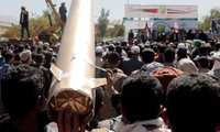 Người Yemen mang mô hình tên lửa tham gia cuộc biểu tình phản đối các cuộc không kích của Mỹ vào Yemen. (Ảnh: Getty)