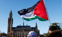 Những người ủng hộ Palestine tập trung bên ngoài trụ sở ICJ trước khi toà ra phán quyết. (Ảnh: Reuters)