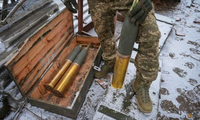 Một quân nhân Ukraine thuộc Lữ đoàn tấn công đường không Galicia số 80 chuẩn bị đạn pháo L119 về phía quân đội Nga tại vị trí gần Bakhmut ở vùng Donetsk ngày 25/1. (Ảnh: Reuters)