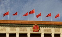 Quốc kỳ Trung Quốc trên nóc Đại lễ đường nhân dân ở Bắc Kinh. (Ảnh: Reuters)