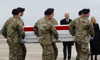 Tổng thống Mỹ Joe Biden và Phu nhân tại lễ đón thi thể 3 lính Mỹ. (Ảnh: Reuters)