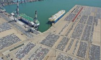 Ô tô chờ xuất khẩu ở cảng Yên Đài, tỉnh Sơn Đông, Trung Quốc. ̣(Ảnh: Reuters)