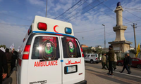 Xe cứu thương chở thi thể các thành viên nhóm vũ trang người Shi'ite ở Iraq thiệt mạng trong cuộc không kích của Mỹ vào al-Qaim ngày 4/2. (Ảnh: Reuters)