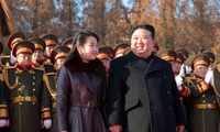Nhà lãnh đạo Triều Tiên Kim Jong Un cùng con gái chụp ảnh cùng các sĩ quan. (Ảnh: KCNA)