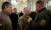 Thượng tướng Oleksandr Syrskyi, Tổng tư lệnh các lực lượng vũ trang Ukraine, nói chuyện với người tiền nhiệm Valerie Zaluzhnyi sau khi trao tặng ông Huân chương Sao vàng. (Ảnh: Reuters)