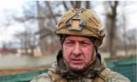  Trung tướng Oleksandr Pavliuk thăm các vị trí chiến đấu trên chiến trường vùng Donetsk ngày 19/2/2022. (Ảnh: Reuters) 