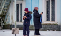 Người dân ở vùng Donestk, Ukraine ngày 31/1/. (Ảnh: Reuters)
