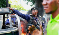Một cảnh sát CHDC Congo làm nhiệm vụ ở khu vực biểu tình trước trụ sở Liên Hợp quốc ở thủ đô Kinshasa. (Ảnh: Reuters)