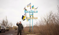 Tổng thống Ukraine Volodymir Zelensky quay video trước biển báo đường có dòng chữ "Avdiivka - đây là Ukraine" ngày 29/12/2023. (Ảnh: Reuters)