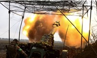 Lính Ukraine bắn pháo gần Bakhmut tháng 4/2023. (Ảnh: Reuters)