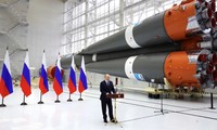 Nga và Mỹ đang quyết liệt chạy đua vũ khí cả trong không gian. (Ảnh: AP)
