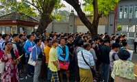 Hàng ngàn người tìm cơ hội rời khỏi Myanmar sau khi chính quyền quân sự áp luật mới
