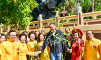 Thủ tướng Thái Lan Srettha trồng cây tại Khu tưởng niệm Chủ tịch Hồ Chí Minh
