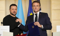 Tổng thống Ukraine Volodymir Zelensky và Tổng thống Pháp Emmanuel Macron bắt tay Sau khi ký thoả thuận an ninh ngày 16/2. (Ảnh: AP)