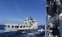 Một tàu hải cảnh Trung Quốc đi gần tàu BRP của lực lượng bảo vệ bờ biển Philippines ở Biển Đông. (Ảnh: Reuters)