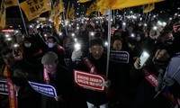 Các bác sĩ Hàn Quốc xuống đường biểu tình để phản đối kế hoạch mới của chính phủ. (Ảnh: AP)