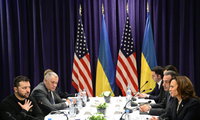Tổng thống Ukraine Volodymir Zelensky trong cuộc gặp Phó Tổng thống Mỹ Kamala Harris tại Munich ngày 17/2. (Ảnh: AP)