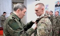 Tướng Valery Gerasimov trao huy chương cho những người góp phần tạo nên chiến thắng ở Avdiivka. (Ảnh: BQP Nga)