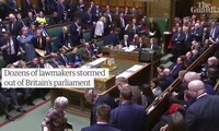 Nhiều nghị sĩ Anh bỏ ra khỏi Quốc hội trong phiên bỏ phiếu về kiến nghị đối với xung đột Israel - Hamas. (Ảnh: Guardian)