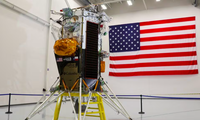 Tàu đổ bộ mặt trăng Nova-C do hãng Intuitive Machines thiết kế được trưng bày tại trụ sở chính của công ty ở Houston, Texas, ngày 3/10/2023. (Ảnh: Reuters)