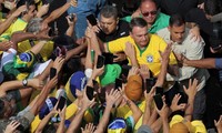 Cựu Tổng thống Brazil Jair Bolsonaro cùng hàng ngàn người tham gia cuộc tuần hành ngày 26/2. (Ảnh: Reuters)
