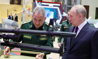Tổng thống Nga Vladimir Putin và Bộ trưởng Quốc phòng Sergei Shoigu tham quan triển lãm vũ khí ở Mátxcơva ngày 19/12/2023. (Ảnh: Sputnik)