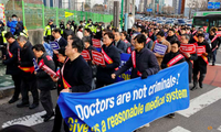 Hàng vạn bác sĩ Hàn Quốc tiếp tục xuống đường, bất chấp cảnh báo của chính phủ. (Ảnh: Reuters)