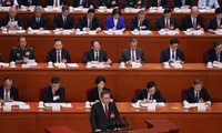 Thủ tướng Trung Quốc Lý Cường đọc báo cáo trước quốc hội ngày 5/3. (Ảnh: Reuters)