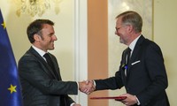 Tổng thống Pháp Emmanuel Macron ký thoả thuận với Thủ tướng Séc ngày 5/3. (Ảnh: AP)