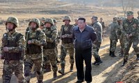 Chủ tịch Triều Tiên Kim Jong Un thị sát quân đội huấn luyện. (Ảnh: KCNA)