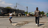Một thi thể bị bỏ mặc trên đường phố thủ đô Port-au-Prince của Haiti. (Ảnh: AP)
