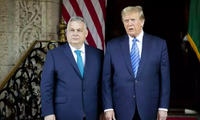 Thủ tướng Hungary Viktor Orban và cựu Tổng thống Mỹ Donald Trump trong cuộc gặp tại Florida. (Ảnh: EPA)