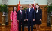 Thủ tướng Phạm Minh Chính và Phu nhân chụp ảnh cùng Thủ tướng New Zealand và Phu nhân ngày 11/3. (Ảnh: Chinhphu.vn)