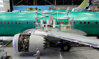Một công nhân đi ngang qua chiếc 737 MAX-9 mới của Boeing đang được chế tạo tại cơ sở sản xuất ở Renton, Washington, Mỹ, ngày 13//2/2017. (Ảnh: Reuters)
