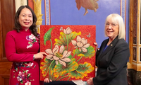 Phó Chủ tịch nước Võ Thị Ánh Xuân tặng tranh cho Chủ tịch thường trực Thượng viện Mỹ Patty Murray. (Ảnh: VNA) 