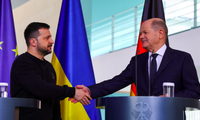 Thủ tướng Đức Olaf Scholz (phải) và Tổng thống Ukraine Volodymir Zelensky. (Ảnh: Reuters)