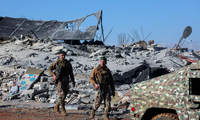 Lính Li-băng bảo vệ một địa điểm bị tấn công sau khi máy bay phản lực Israel tấn công Thung lũng Bekaa ngày 12/3. (Ảnh: Reuters)