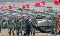 Chủ tịch Triều Tiên trong cuộc diễn tập của lực lượng xe tăng Triều Tiên hôm 13/3. (Ảnh: KCNA)