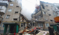 Một tòa nhà chung cư bị hư hại nặng nề sau cuộc tấn công bằng máy bay không người lái vào Sumy, Ukraine, ngày 13/3. (Ảnh: Reuters)