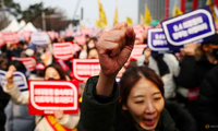 Các bác sĩ Hàn Quốc biểu tình ở Seoul ngày 3/3. (Ảnh: Reuters)