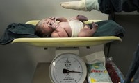 Một trẻ sơ sinh được cân sau khi chào đời tại bệnh viện thành phố Hợp Phì, tỉnh An Huy, ngày 31/10/2011. (Ảnh: Reuters)