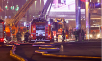 Lực lượng cứu hoả làm nhiệm vụ ở khu vực nhà hát Crocus City Hall sau vụ tấn công ngày 22/3. (Ảnh: Reuters)