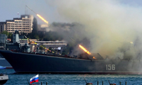 "Yamal" - tàu đổ bộ lớp Ropucha của Hải quân Nga, bắn tên lửa trong lễ kỷ niệm Ngày Hải quân ở thành phố Sevastopol thuộc bán đảo Crimea năm 2014. (Ảnh: Sputnik)