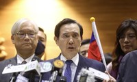 Cựu lãnh đạo Đài Loan Mã Anh Cửu phát biểu với báo chí sau chuyến thăm 12 ngày đến Trung Quốc đại lục năm 2013. (Ảnh: Reuters)