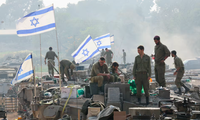 Lính Israel đứng trên xe tăng ở miền nam Israel ngày 1/1/2024. (Ảnh: Reuters)