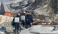 Lực lượng cứu hộ tham gia hoạt động tìm kiếm 13 thợ mỏ bị mắc kẹt trong mỏ vàng Pioneer sau một vụ đá rơi ở vùng Amur, Nga, ngày 21/3. (Ảnh: RIA)
