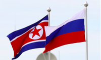 Quốc kỳ Nga và Triều Tiên. (Ảnh: Reuters)